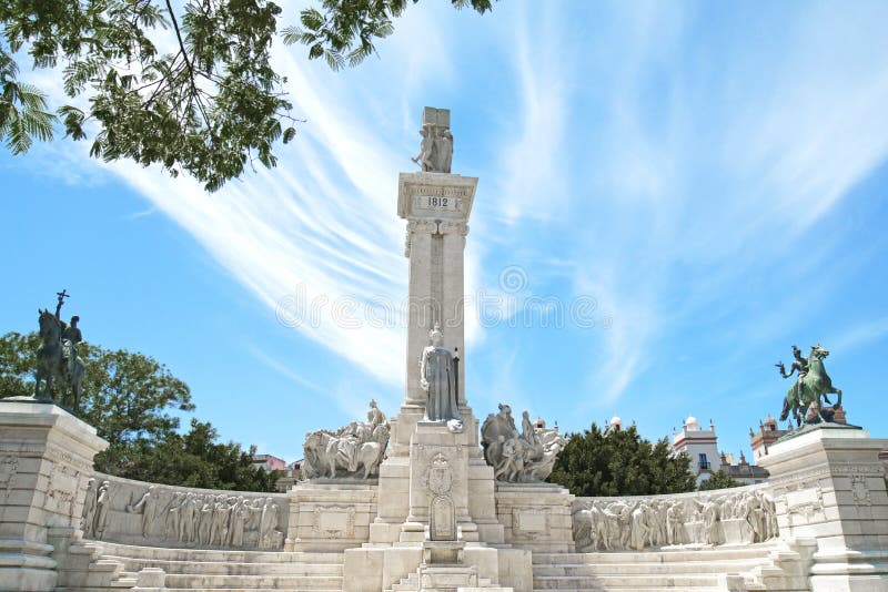 Памятник испанской конституции 1812 в площади de Espana Квадрате Кадис, Андалусия, Испания стоковая фотография rf Памятник испанской конституции 1812 в площади de Espana Квадрате Кадис, Андалусия, Испания стоковая фотография rf