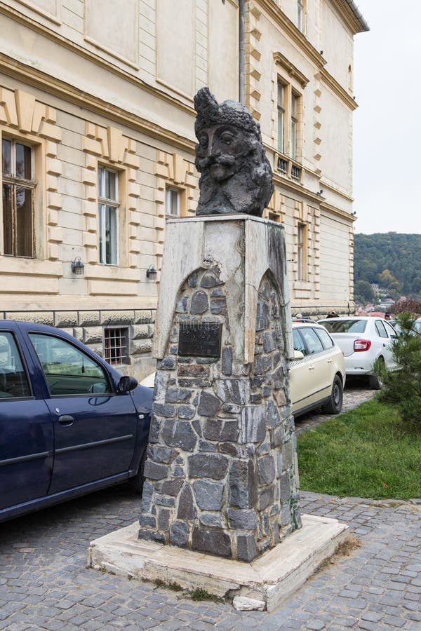Памятник к Vlad Tepes Дракула стоя на квадрате крепости в замке старого города Город Sighisoara в Румынии стоковые изображения rf Памятник к Vlad Tepes Дракула стоя на квадрате крепости в замке старого города Город Sighisoara в Румынии стоковые изображения rf