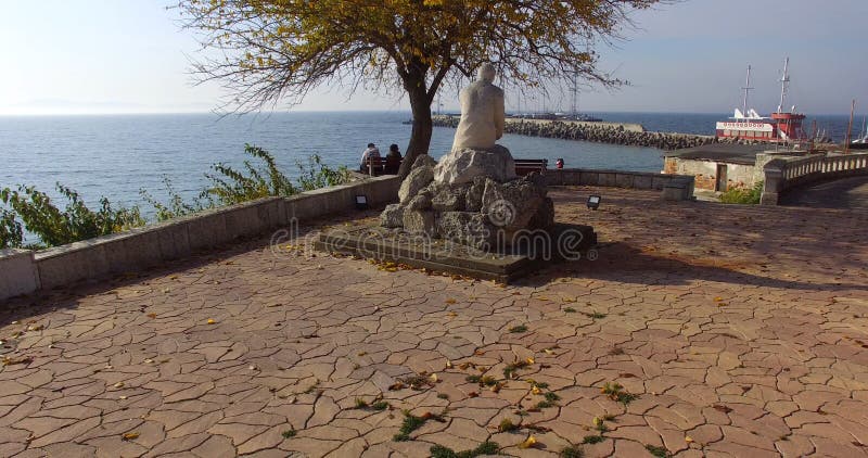 Памятник к Yavorov на побережье Чёрного моря в Pomorie, Болгарии стоковые изображения