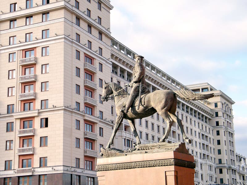 Памятник Москвы к маршалу Zhukov и гостинице Москве 2011. Памятник к маршалу Zhukov на предпосылке гостиницы Москвы в Москве, России