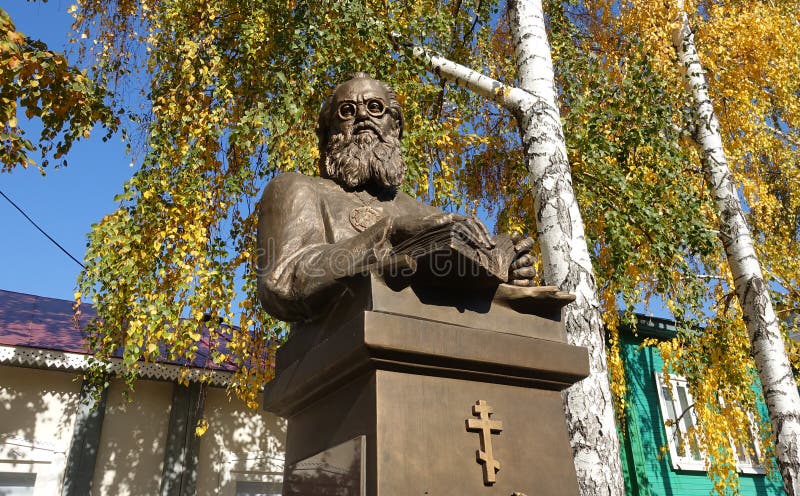 Памятник профессору архиепископа Luka Voyno-Yasenetsky медицины стоковое фото rf Памятник профессору архиепископа Luka Voyno-Yasenetsky медицины стоковое фото rf