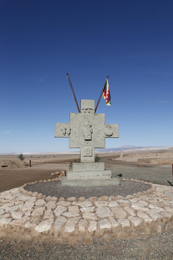 Памятник с флагом людей Aymara на Ла луне Valle de или долине луны стоковые изображения rf Памятник с флагом людей Aymara на Ла луне Valle de или долине луны стоковые изображения rf