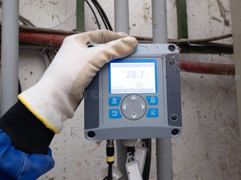 панель управления отображает текущую температуру стоковое изображение