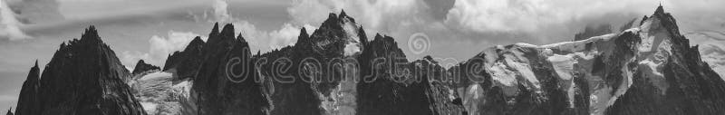Панорама Aiguille du Midi и Aiguilles du Шамони в черно-белой стоковые фотографии rf