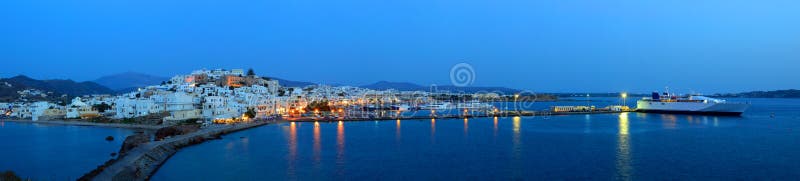 Панорама Chora на сумраке, острове Naxos, архипелаге Кикладов, g стоковое изображение rf Панорама Chora на сумраке, острове Naxos, архипелаге Кикладов, g стоковое изображение rf