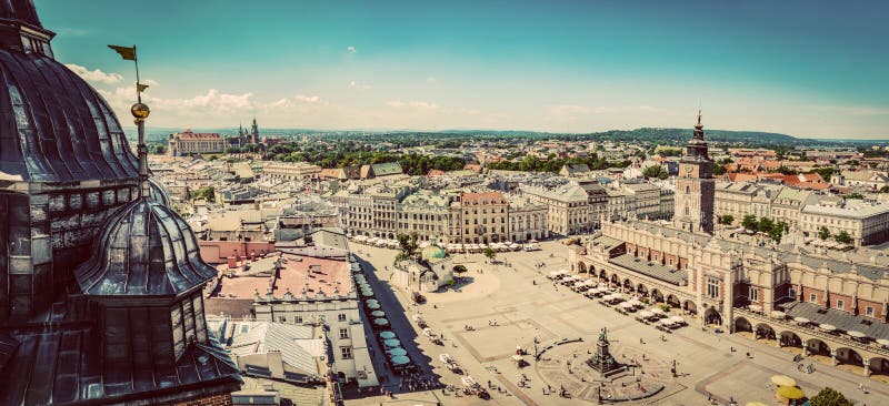 Панорама Cracow, Польши Старые рыночная площадь городка и ткань Hall стоковые фотографии rf