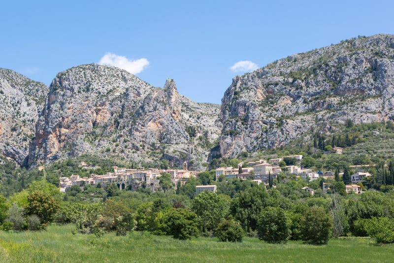 Панорама Moustiers-Sainte-Мари в Провансали, Франции стоковые фотографии rf Панорама Moustiers-Sainte-Мари в Провансали, Франции стоковые фотографии rf