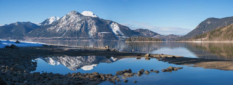Панорама walchensee озера с взглядом к горе herzogstand стоковое фото