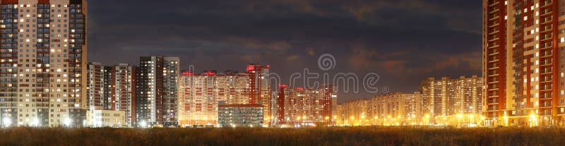 Панорама wideformat современного города ночи стоковое фото
