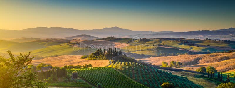 Панорама ландшафта Тосканы на восходе солнца, d'Orcia Val, Италии стоковое фото rf Панорама ландшафта Тосканы на восходе солнца, d'Orcia Val, Италии стоковое фото rf