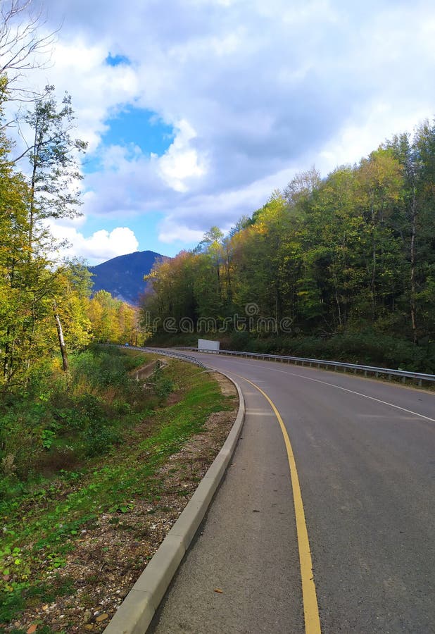 панорама горного хребта, открывающегося с трасс альпийского луга стоковая фотография rf