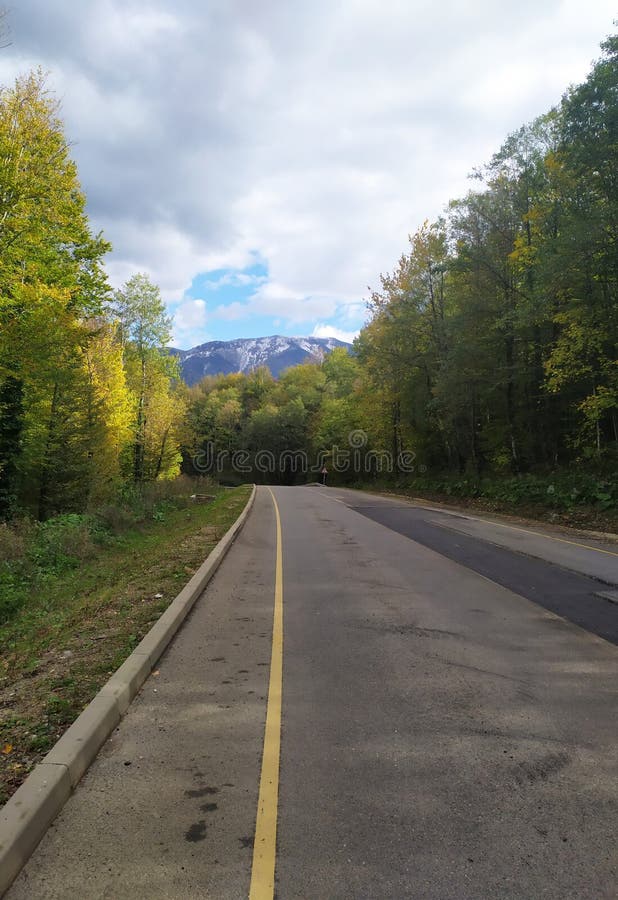 панорама горного хребта, открывающегося с трасс альпийского луга стоковые изображения