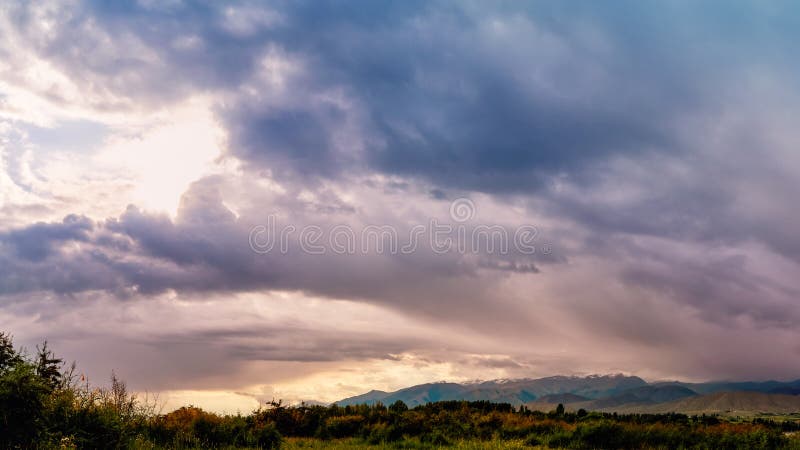 Панорама горной долины летом Удивительная природа, горы, освещенные солнцем на закате, рассвет, лето в горах стоковые изображения Панорама горной долины летом Удивительная природа, горы, освещенные солнцем на закате, рассвет, лето в горах стоковые изображения