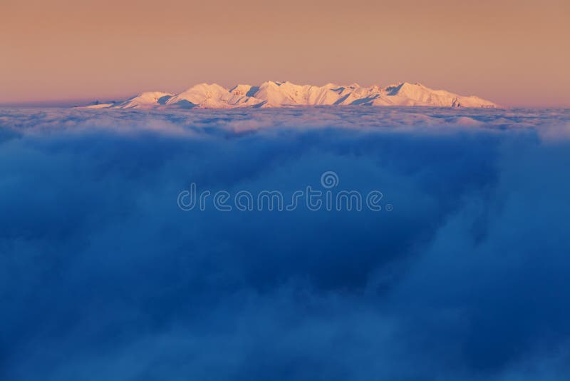 Панорама горной цепи Tatras зимы высокая с много пиками и ясного неба Солнечный день поверх снежных гор в зиме в Словакии Прикарпатский заход солнца от саммита горы Фантастический ландшафт гор в Европе Красивая концепция предпосылки ландшафта