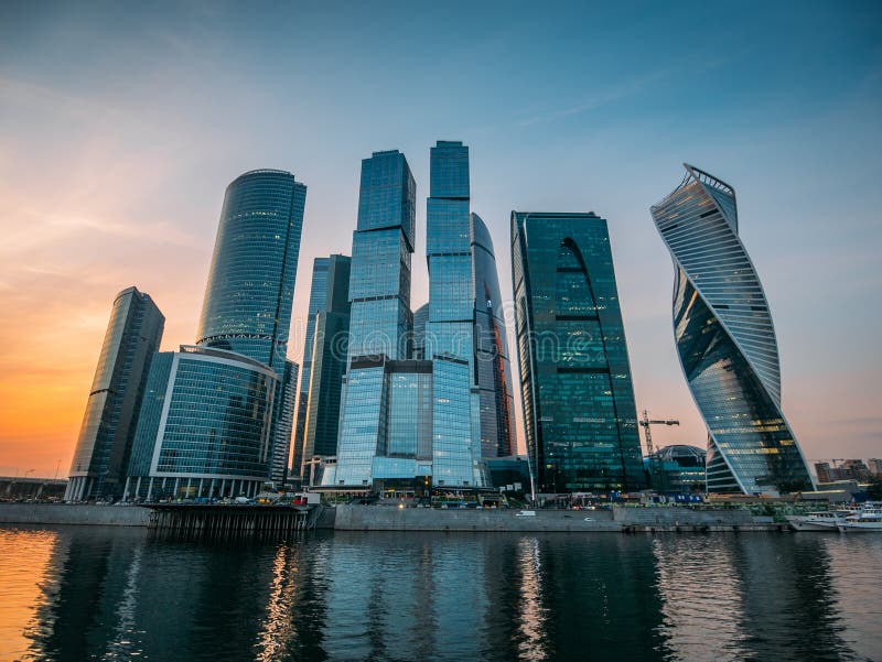 Панорама города Москвы - нового современного международного делового центра с футуристическими зданиями небоскребов архитектуры стоковые фотографии rf Панорама города Москвы - нового современного международного делового центра с футуристическими зданиями небоскребов архитектуры стоковые фотографии rf
