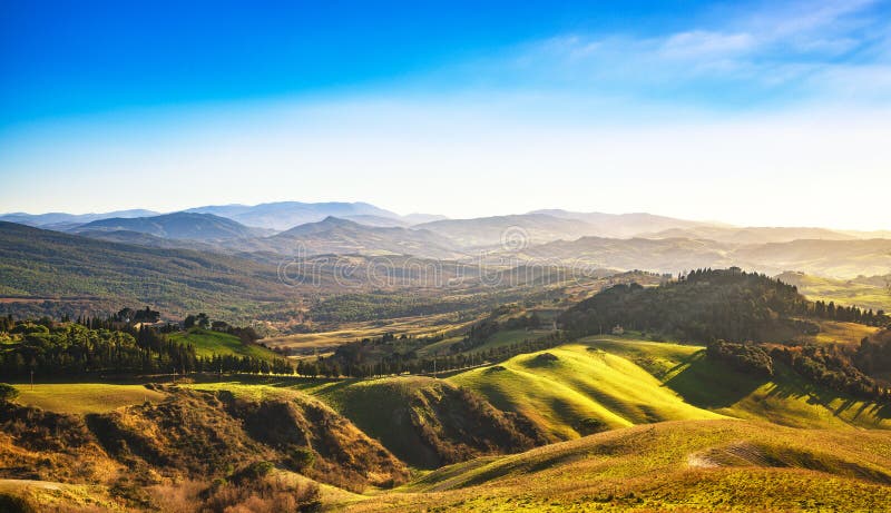Панорама зимы Volterra, Rolling Hills и зеленые поля на солнцах стоковые изображения Панорама зимы Volterra, Rolling Hills и зеленые поля на солнцах стоковые изображения