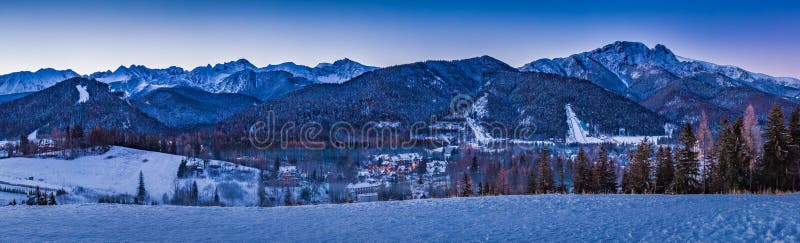 Панорама зимы в Zakopane на восходе солнца, горе Tatra стоковые фото Панорама зимы в Zakopane на восходе солнца, горе Tatra стоковые фото