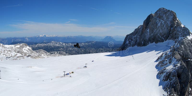 Панорама зоны катания на лыжах на Dachstein стоковые изображения Панорама зоны катания на лыжах на Dachstein стоковые изображения