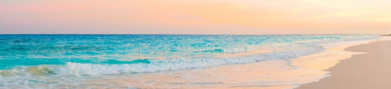 Панорама изумительного красивого захода солнца на экзотическом карибском seashore