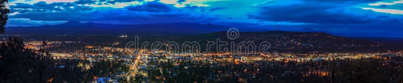 Панорама, как увидено от загиба от пилотного парка по соседству Butte, Орегон стоковое фото Панорама, как увидено от загиба от пилотного парка по соседству Butte, Орегон стоковое фото