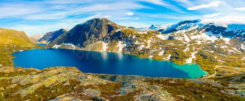 Панорама озера Djupvatnet на дороге для того чтобы установить Dalsnibba, Норвегию стоковое фото rf Панорама озера Djupvatnet на дороге для того чтобы установить Dalsnibba, Норвегию стоковое фото rf