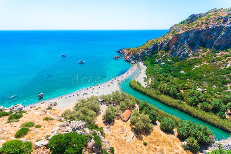 Панорама пляжа Preveli на ливийских море, реке и лесе ладони, южном Крите стоковое фото rf Панорама пляжа Preveli на ливийских море, реке и лесе ладони, южном Крите стоковое фото rf