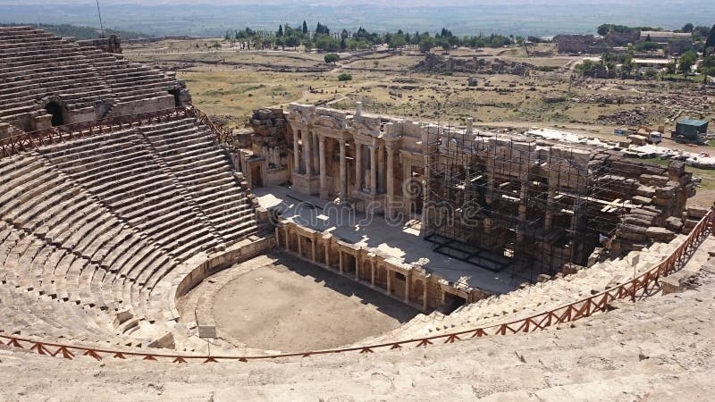 Панорама старого Greco-римского города Старый амфитеатр Hierapolis в Pamukkale, Турции Разрушенное старое стоковое фото Панорама старого Greco-римского города Старый амфитеатр Hierapolis в Pamukkale, Турции Разрушенное старое стоковое фото