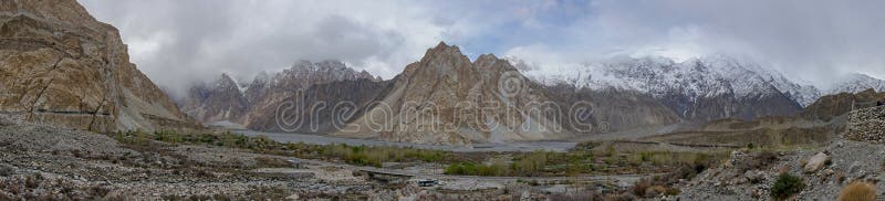 Панорамная фотография mountainscape на деревне Passu, Gilgit, ба стоковые фото Панорамная фотография mountainscape на деревне Passu, Gilgit, ба стоковые фото