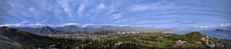 Панорамный взгляд пляжа Lanikai, Оаху, Гаваи от похода коробочек для таблеток стоковое изображение Панорамный взгляд пляжа Lanikai, Оаху, Гаваи от похода коробочек для таблеток стоковое изображение