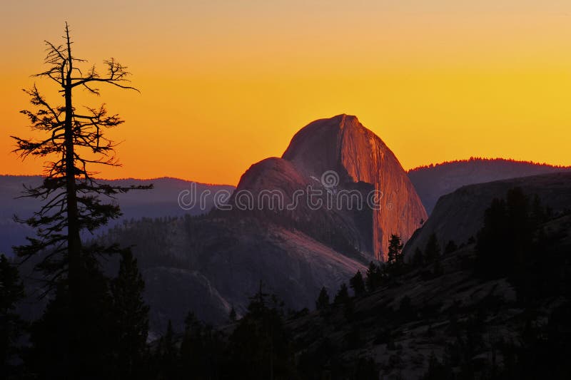 Панорамный взгляд половинного купола на заходе солнца, парка yosemite nat, califo стоковые изображения Панорамный взгляд половинного купола на заходе солнца, парка yosemite nat, califo стоковые изображения