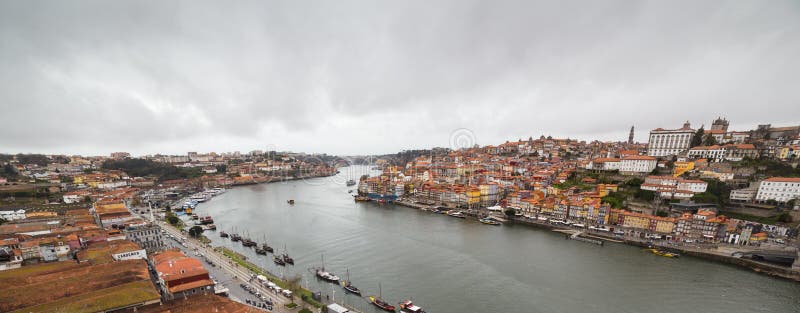 Панорамный взгляд Ribeira, Порту, в Португалии стоковое изображение Панорамный взгляд Ribeira, Порту, в Португалии стоковое изображение