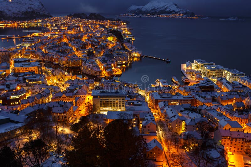 Панорамный взгляд городка Alesund на заходе солнца от холма Aksla стоковая фотография Панорамный взгляд городка Alesund на заходе солнца от холма Aksla стоковая фотография