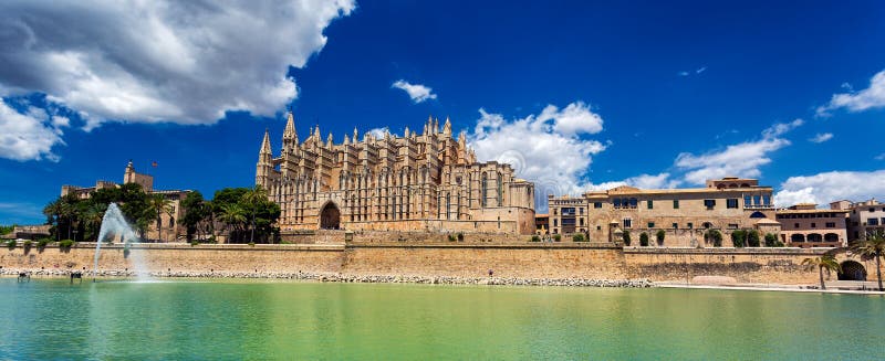 Панорамный взгляд Ла Seu - собора Santa Maria Palma, Palma de Mallorca стоковое фото rf Панорамный взгляд Ла Seu - собора Santa Maria Palma, Palma de Mallorca стоковое фото rf