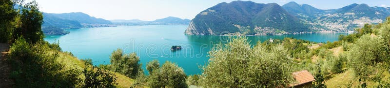 Панорамный взгляд озера горы с островом в середине Панорама от острова Monte Isola с озером Iseo итальянский ландшафт стоковые фото Панорамный взгляд озера горы с островом в середине Панорама от острова Monte Isola с озером Iseo итальянский ландшафт стоковые фото