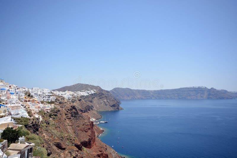 Панорамный взгляд, остров Santorini, традиционные и известные Белые Дома и церков с голубыми куполами над кальдерой, Эгейским мор стоковое изображение Панорамный взгляд, остров Santorini, традиционные и известные Белые Дома и церков с голубыми куполами над кальдерой, Эгейским мор стоковое изображение
