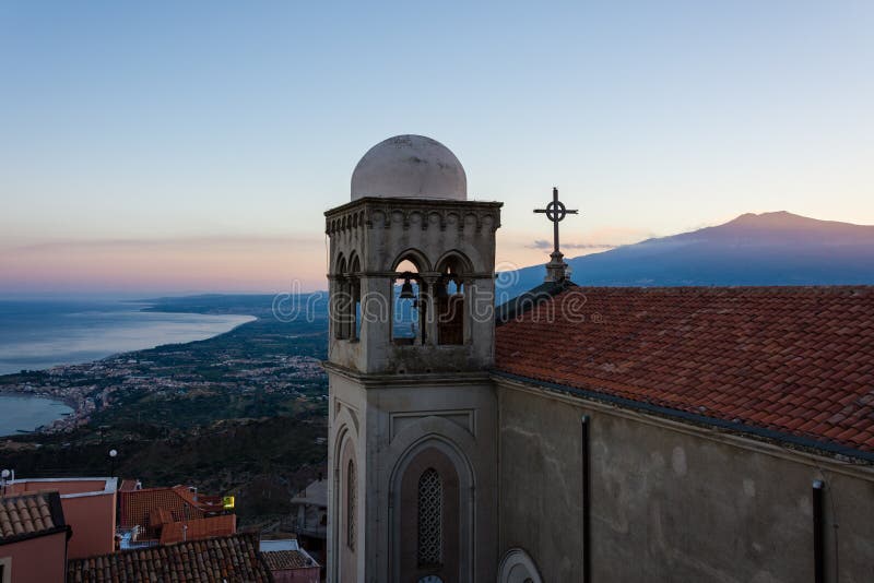 Панорамный взгляд Этна и Taormina преследуют на заходе солнца от бросания стоковое изображение rf Панорамный взгляд Этна и Taormina преследуют на заходе солнца от бросания стоковое изображение rf