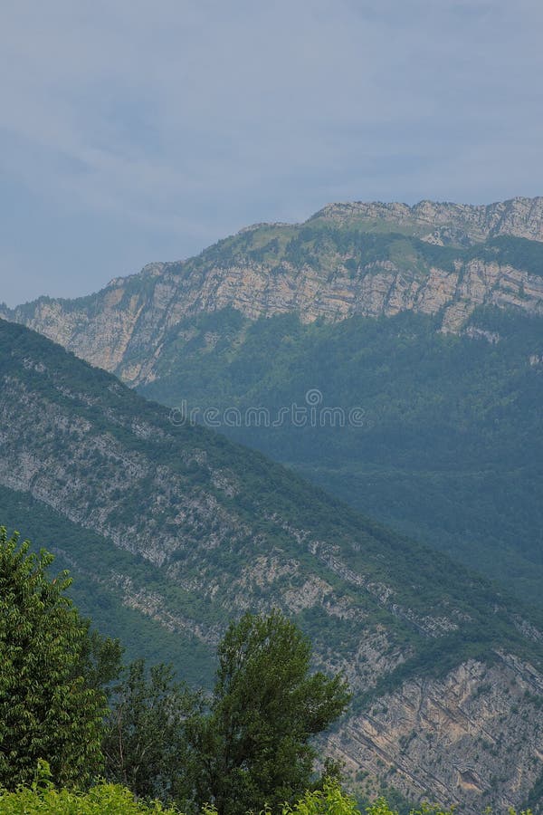 Панорамный вид Chartreuse гор в Альп, Isère, Франции стоковые изображения Панорамный вид Chartreuse гор в Альп, Isère, Франции стоковые изображения