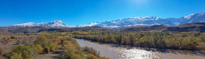 Панорамный вид долины со снегом покрыл горы и реку Евфрат около Erzincan, Турции стоковая фотография rf Панорамный вид долины со снегом покрыл горы и реку Евфрат около Erzincan, Турции стоковая фотография rf