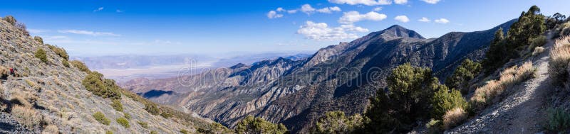 Панорамный вид к пику от пешей тропы, горной цепи таза и телескопа Badwater Panamint, Death Valley национальному стоковая фотография Панорамный вид к пику от пешей тропы, горной цепи таза и телескопа Badwater Panamint, Death Valley национальному стоковая фотография