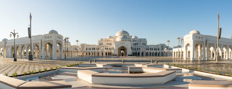 Панорамный вид на Al Watan Qasr, дворце нации, Абу-Даби стоковая фотография Панорамный вид на Al Watan Qasr, дворце нации, Абу-Даби стоковая фотография