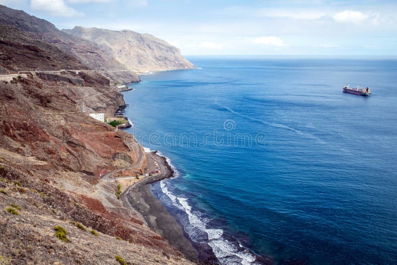 Панорамный вид на Playa de Las Gaviotas Пляже с отработанной формовочной смесью и Атлантическим океаном, Тенерифе стоковое изображение rf Панорамный вид на Playa de Las Gaviotas Пляже с отработанной формовочной смесью и Атлантическим океаном, Тенерифе стоковое изображение rf