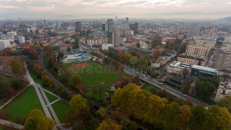 Панорамный вид на город впечатляющего утра Университета.