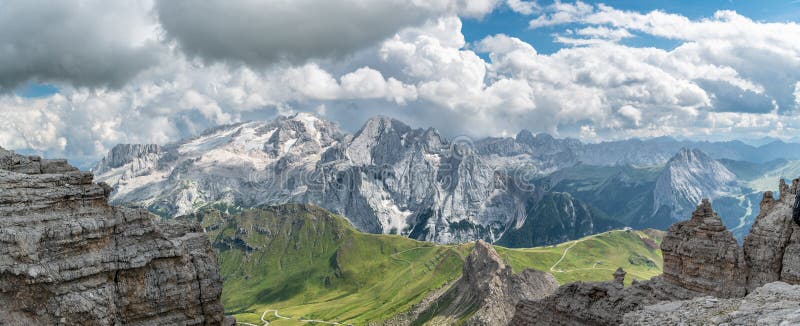 Панорамный вид на пике Marmolada, самая высокая вершина в доломитах стоковые фото Панорамный вид на пике Marmolada, самая высокая вершина в доломитах стоковые фото