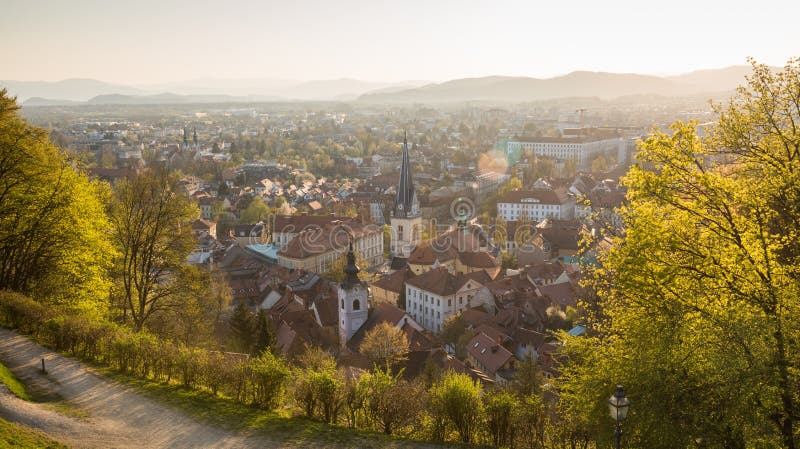 Панорамный вид столицы Любляны Словении. Roooftops Люблян древнего средневекового центра города от Люблян наблюдаемого
