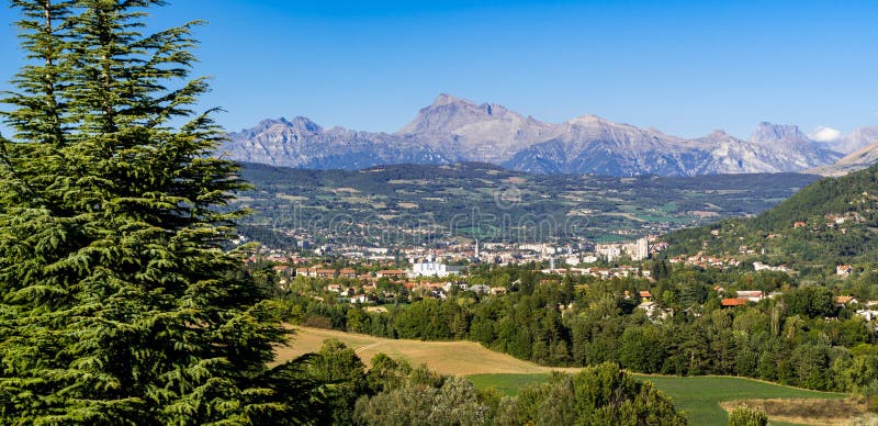 Панорамный зазора, Hautes Alpes в лете франчуз Франции alps стоковая фотография rf Панорамный зазора, Hautes Alpes в лете франчуз Франции alps стоковая фотография rf