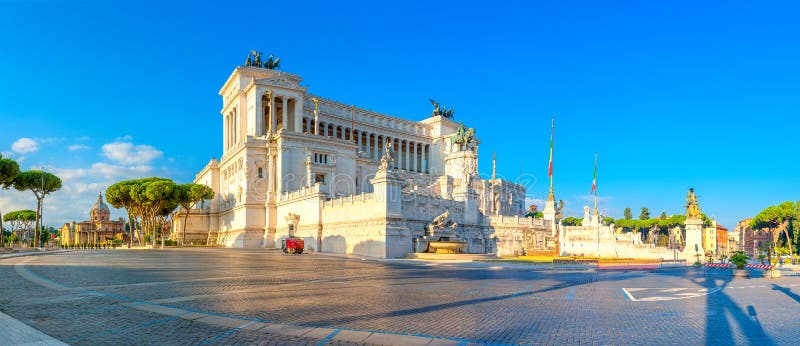 Панорамный памятника Виктор Emmanuel II на Venezia Squara на восходе солнца стоковые изображения Панорамный памятника Виктор Emmanuel II на Venezia Squara на восходе солнца стоковые изображения