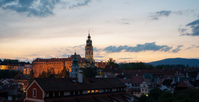 Панорамный старый вид на город Cesky Krumlov городка в чехии стоковое изображение rf Панорамный старый вид на город Cesky Krumlov городка в чехии стоковое изображение rf