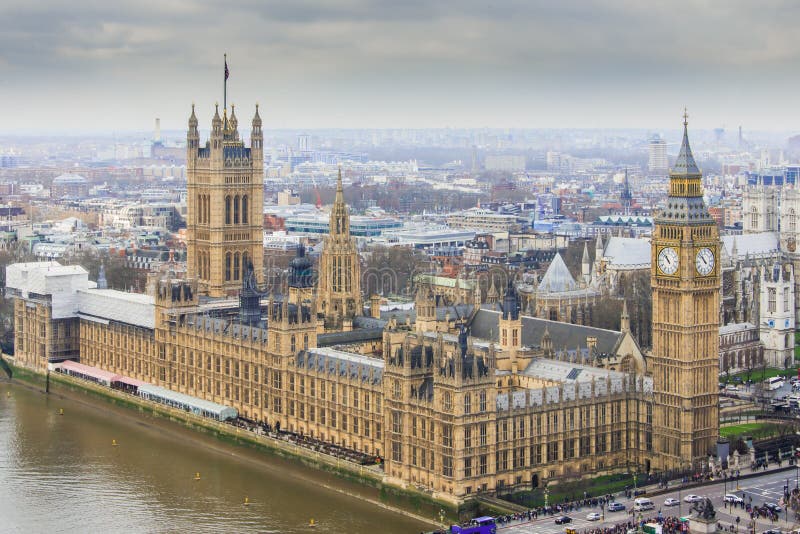 Парламент Великобритании с башней Элизабета - большим Бен как осмотрено от глаза Лондона стоковое фото Парламент Великобритании с башней Элизабета - большим Бен как осмотрено от глаза Лондона стоковое фото