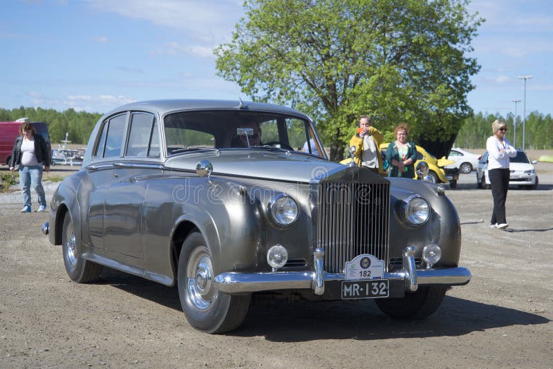 Парад Rolls Royce фантомный v автомобиля ретро автомобилей деревянное Скандинавии kerimaki Финляндии церков belfry самое высокоро стоковая фотография Парад Rolls Royce фантомный v автомобиля ретро автомобилей деревянное Скандинавии kerimaki Финляндии церков belfry самое высокоро стоковая фотография