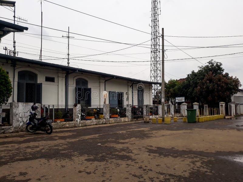 Парадный вход к станции Purwakarta которая расположена в области Бандунга, и домашний к старому и неиспользованному поезду стоковое изображение rf Парадный вход к станции Purwakarta которая расположена в области Бандунга, и домашний к старому и неиспользованному поезду стоковое изображение rf